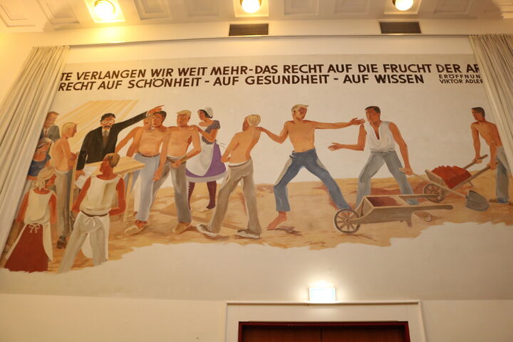 Das denkmalgeschützte Gemälde im prachtvollen Ballsaal.