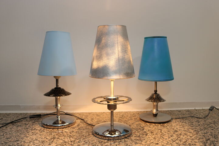 Alle blau, jede ein Einzelstück: Die Upcycling-Lampen. (Bild: FSW)