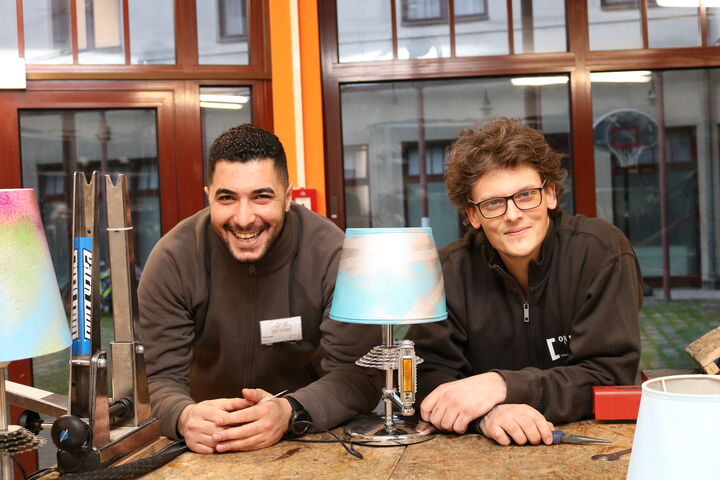 Amner A., Projektteilnehmer und Florian Sixta mit einer fertigen Upcycling-Lampe. (Bild: FSW)