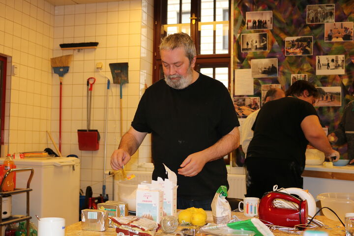 In mehreren Teams wurde eifrig gebacken.