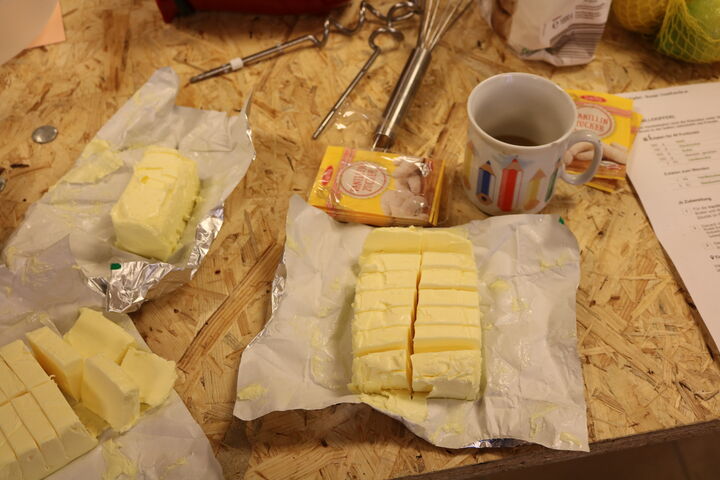 Die Butter ist gewürfelt, zimmerwarm und bereit zum Verarbeiten.