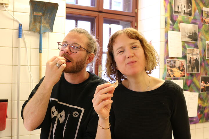 Dem Team von Forum Obdach Wien schmecken die ersten fertigen Kekse.
