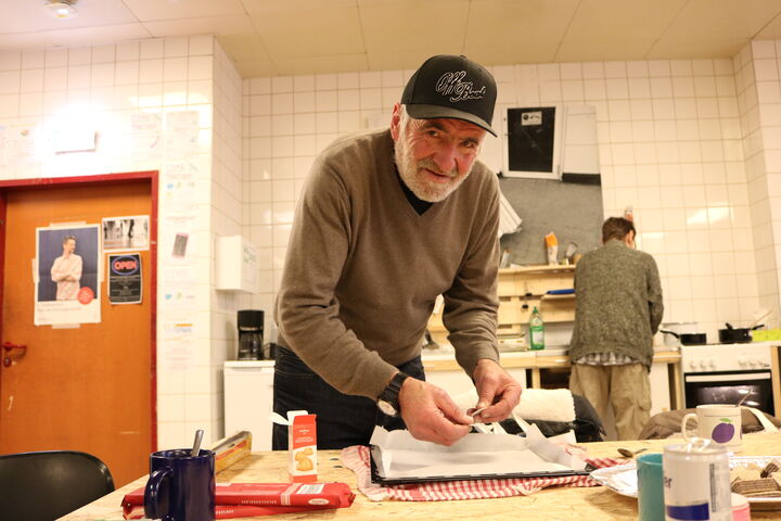 Herr T. legt die Oblaten für die Kokosbusserl auf.