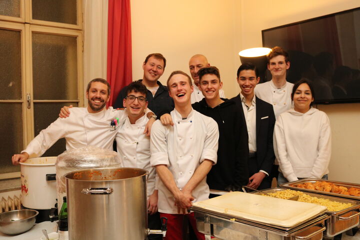 Das Team des Grand Hotel versprühte Weihnachtsstimmung und kochte groß auf für die BewohnerInnen des Chancenhauses Obdach Wurlitzergasse.
