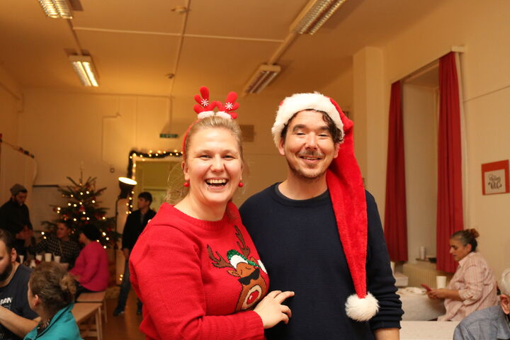 Barbara Trsek ist die Freude über die Weihnachtsfeier anzusehen.
