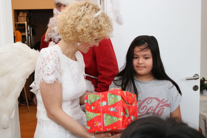 Das Christkind freut sich darüber, Geschenke übergeben zu können.