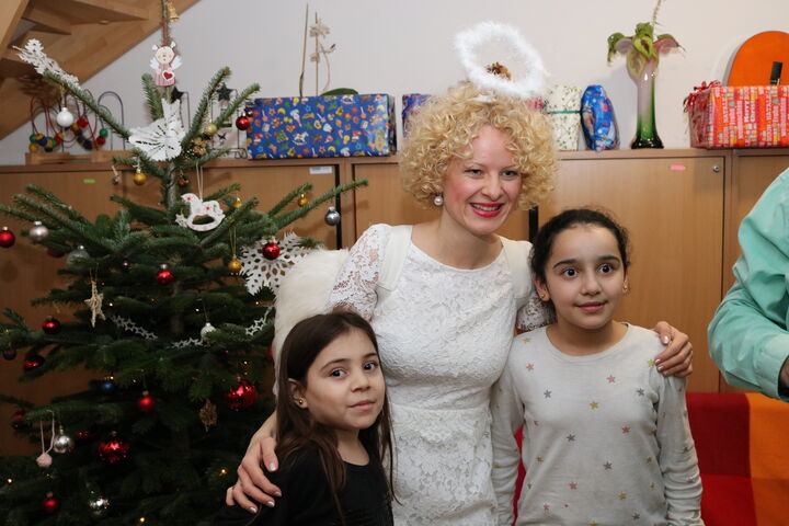 Zeit für ein Foto mit dem Christkind war auch beim großen Bescherungstrubel.