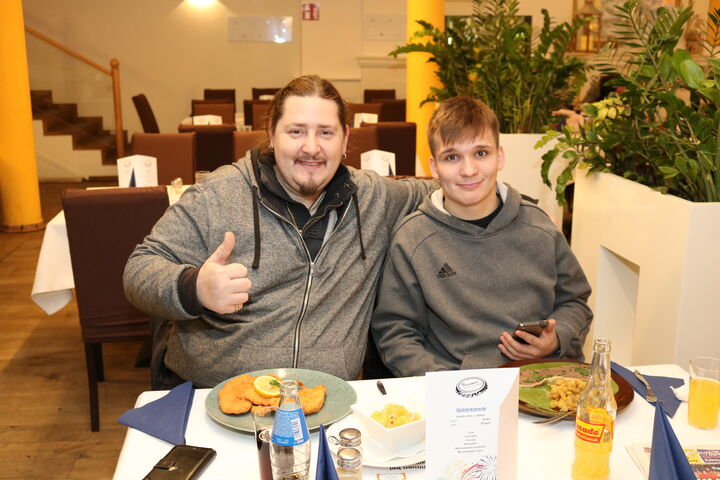 Helmut P. und Manuel N. waren begeistert vom Festschmaus. (Bild: FSW)