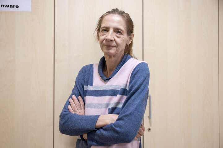 Monika A. lässt sich nicht unterkriegen. Den Pullover hat sie von einer anderen Frau im Nachtquartier geschenkt bekommen. (Bild: FSW)
