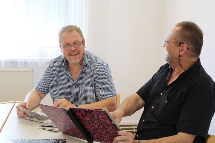 Peter und Gustl amüsieren sich über alte Fotos. (Bild: FSW)