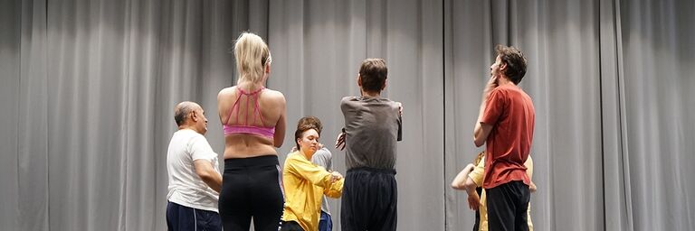 Ehemals und aktuell wohnungslose Menschen wurden zusammen kreativ und schufen ein performatives Stück. (Bild: TQW )