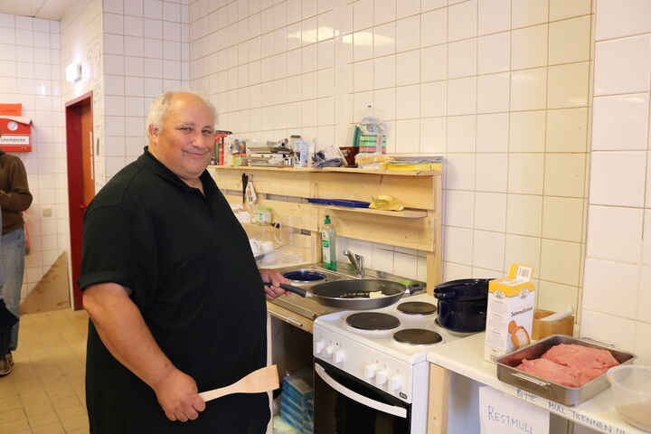 Franz, der Initiator der Kochgruppe bei Forum Obdach Wien, ist der Herr am Herd. (Bild: FSW)