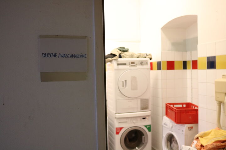 Die BesucherInnen der Wärmestube Obdach Apollogasse nutzen die Waschmaschinen und Trockner täglich. (Bild: FSW)