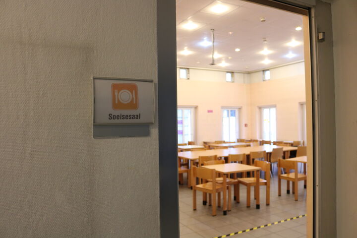 Morgens ist der Speisesaal noch ganz leer. Später stärken sich die BesucherInnen hier mit warmen Speisen, Tee, Kaffee und Gesprächen. (Bild: FSW)