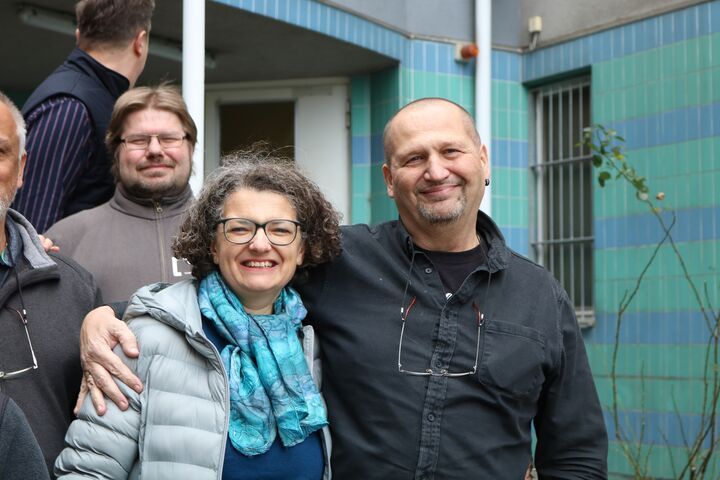 Geschäftsführerin Monika Wintersberger-Montorio und Gustl Korbl, Betreuer seit der ersten Stunde zusammen vor dem Obdach Gänsbachergasse. (Bild: FSW)