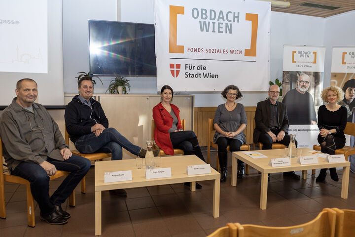 Am Podium: Gustl Korbl, Teamleiter Ergin Hatipler, Geschäftsführerinnen Doris Czamay und Monika Wintersberger-Montorio, Leiter der Wiener Wohnungslosenhilfe Kurt Gutlederer und Leiterin Kommunikation und Spenden Marion Draxler. (Bild: FSW) Am Podium: Gustl Korbl, Teamleiter Ergin Hatipler, Geschäftsführerinnen Doris Czamay und Monika Wintersberger-Montorio, Leiter der Wiener Wohnungslosenhilfe Kurt Gutlederer und Leiterin Kommunikation und Spenden Marion Draxler. (Bild: FSW)