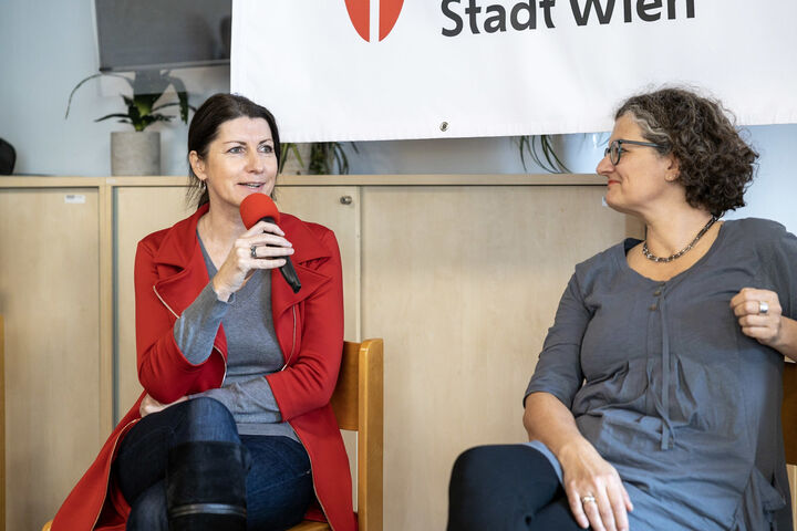 Obdach Wien Geschäftsführerinnen Doris Czamay und Monika Wintersberger-Montorio warfen zusammen ein Blick in die Vergangenheit und in die Zukunft. (Bild: FSW) Obdach Wien Geschäftsführerinnen Doris Czamay und Monika Wintersberger-Montorio warfen zusammen ein Blick in die Vergangenheit und in die Zukunft. (Bild: FSW)