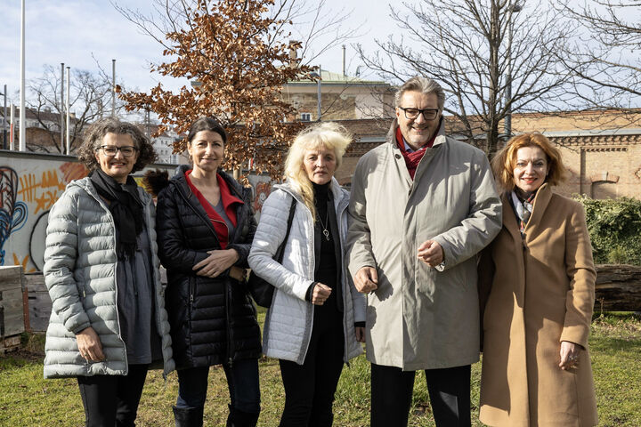 Monika Wintersberger-Montorio und Doris Czamay, Geschäftsführerinnen, Susanne Wessely, stellvertretende Bezirksvorsteherin, Peter Hacker, Stadtrat und Monika Bauer, Geschäftsführerin Fonds Soziales Wien freuen sich über 30 Jahre Obdach Gänsbachergasse. (Bild: FSW) Monika Wintersberger-Montorio und Doris Czamay, Geschäftsführerinnen, Susanne Wessely, stellvertretende Bezirksvorsteherin, Peter Hacker, Stadtrat und Monika Bauer, Geschäftsführerin Fonds Soziales Wien freuen sich über 30 Jahre Obdach Gänsbachergasse. (Bild: FSW)