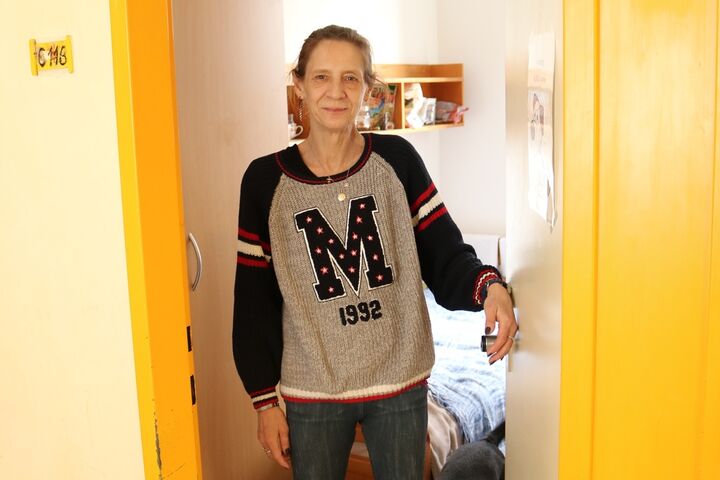 Monika öffnet die Türe zu ihrem Zimmer, Kira ist natürlich auch dabei. (Bild: FSW)
