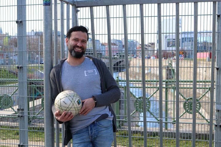 Omar Tamer ist Betreuer im Obdach Gänsbachergasse und Trainer der Fußballmannschaft. (Bild: FSW)