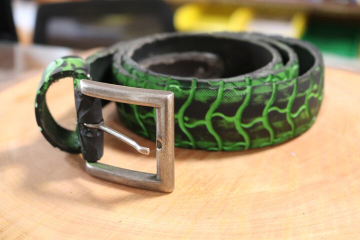 Vom Reifen zum stylishen Gürtel, sowas gibt es nur in der Bike Kitchen Favorita. (Bild: FSW) Vom Reifen zum stylishen Gürtel, sowas gibt es nur in der Bike Kitchen Favorita.