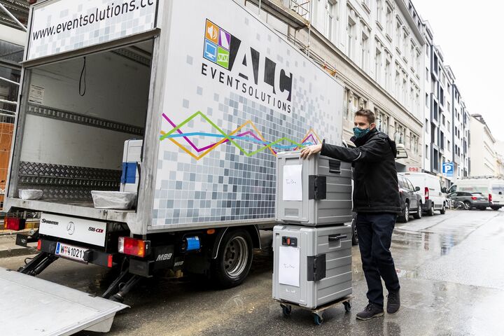 Sebastian von ALC Eventsolutions transportierte mit dem Firmen-LKW Mittagessen ins Obdach aXXept und Obdach Ester. (Bild: ALC Eventsolutions)