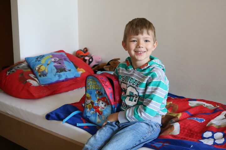 Stolz packt Justin täglich seinen Kindergartenrucksack. (Bild: FSW)