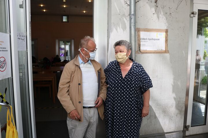 Hendrikus und Brigitte freuen sich darüber, einander im Obdach Apollogasse treffen und ihre Freundschaft pflegen zu können. (Bild: FSW)