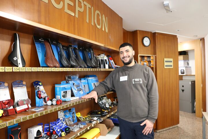 Meistens ist Anmar im Shop der sozialen Radwerkstatt zu finden. (Bild: FSW)