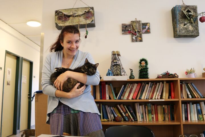 Frau S. mit Katze Karli. (Bild: FSW)