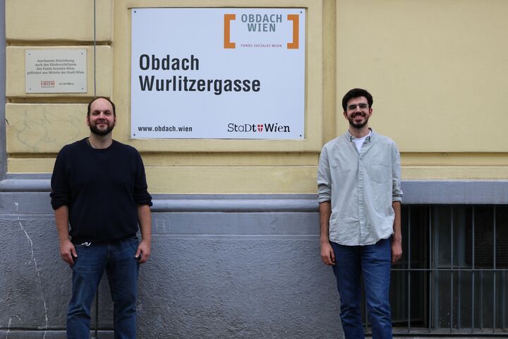 Teamleiter Markus Bousska und Güney Kocamis zusammen vor dem Obdach Wurlitzergasse. (Bild: FSW)