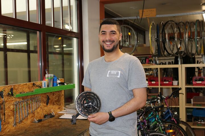Anmar zeigt eine seiner neuen Kreationen in der Bike Kitchen Favorita. (Bild: FSW)