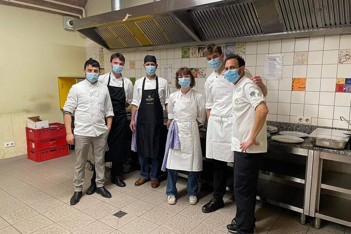 Das Sacher-Team in der Küche des Tageszentrum Obdach Josi. (Bild: Dominik Stolzer)