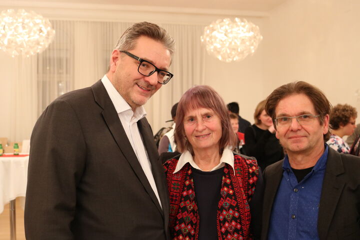 Stadtrat Peter Hacker zusammen mit Freiwilligen der ersten Stunde, Magdalena Fischer und Dr. Fritz Neuhauser.
