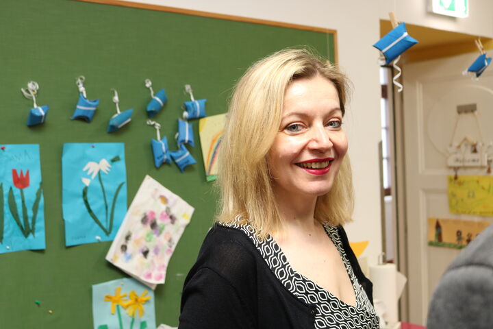 Anita Bauer, Geschäftsführerin vom Fonds Soziales Wien, ist begeistert vom Kinderraum im Obdach Favorita (Bild: FSW)
