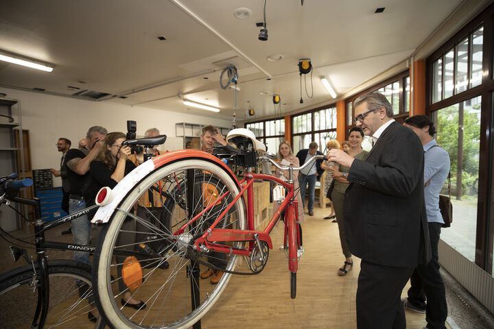 Die BesucherInnen und Stadtrat Peter Hacker sehen sich die Bike Kitchen Favorita an. (Bild: PID/Gökmen) Die BesucherInnen und Stadtrat Peter Hacker sehen sich die Bike Kitchen Favorita an. (Bild: PID/Gökmen)