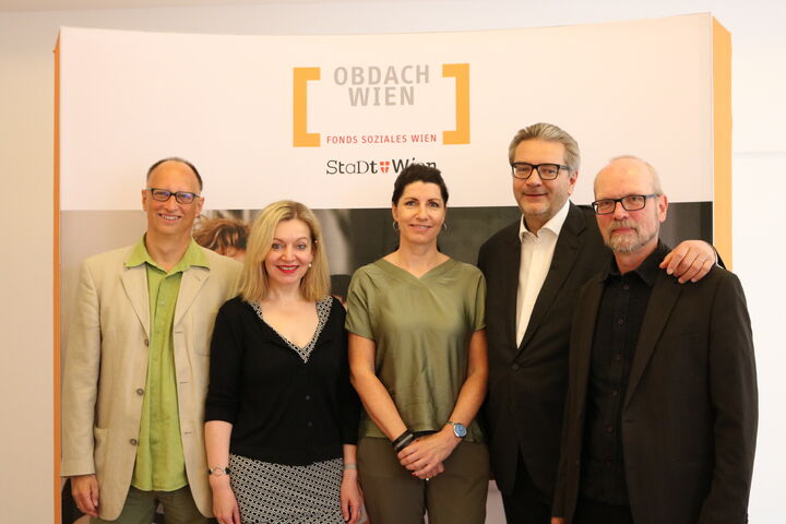 Bereichsleiter Heimo Rampetsreiter, Geschäftsführerin des Fonds Soziales Wien, Anita Bauer, Geschäftsführerin von Obdach Wien, Doris Czamay, Stadtrat Peter Hacker und Leiter der Wiener Wohnungslosenhilfe, Kurt Gutlederer bei der Eröffnung