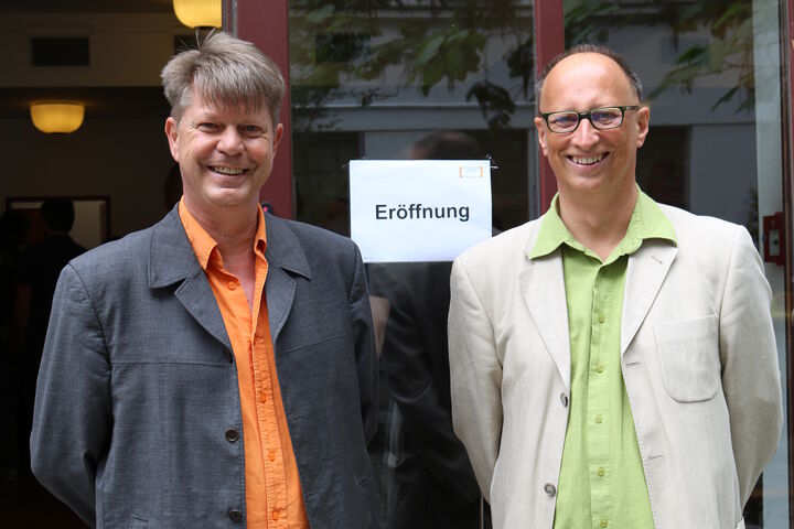 Bereichsleiter René Zehner und Bereichsleiter Heimo Rampetsreiter begrüßen die zahlreichen Gäste. (Bild: FSW)