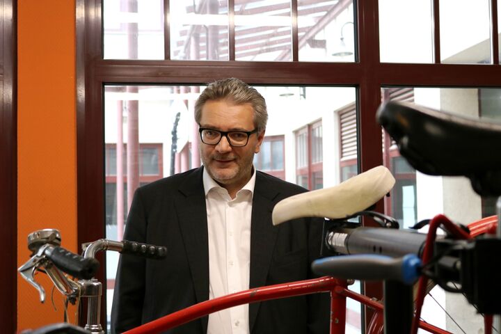 Stadtrat Peter Hacker beim Rundgang durch die Bike Kitchen Favorita (Bild: FSW) Stadtrat Peter Hacker beim Rundgang durch die Bike Kitchen Favorita (Bild: FSW)