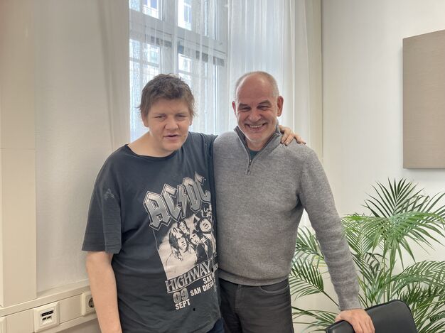 Stefan Stiglbauer und Herr J. im Büro des Teamleiters. 