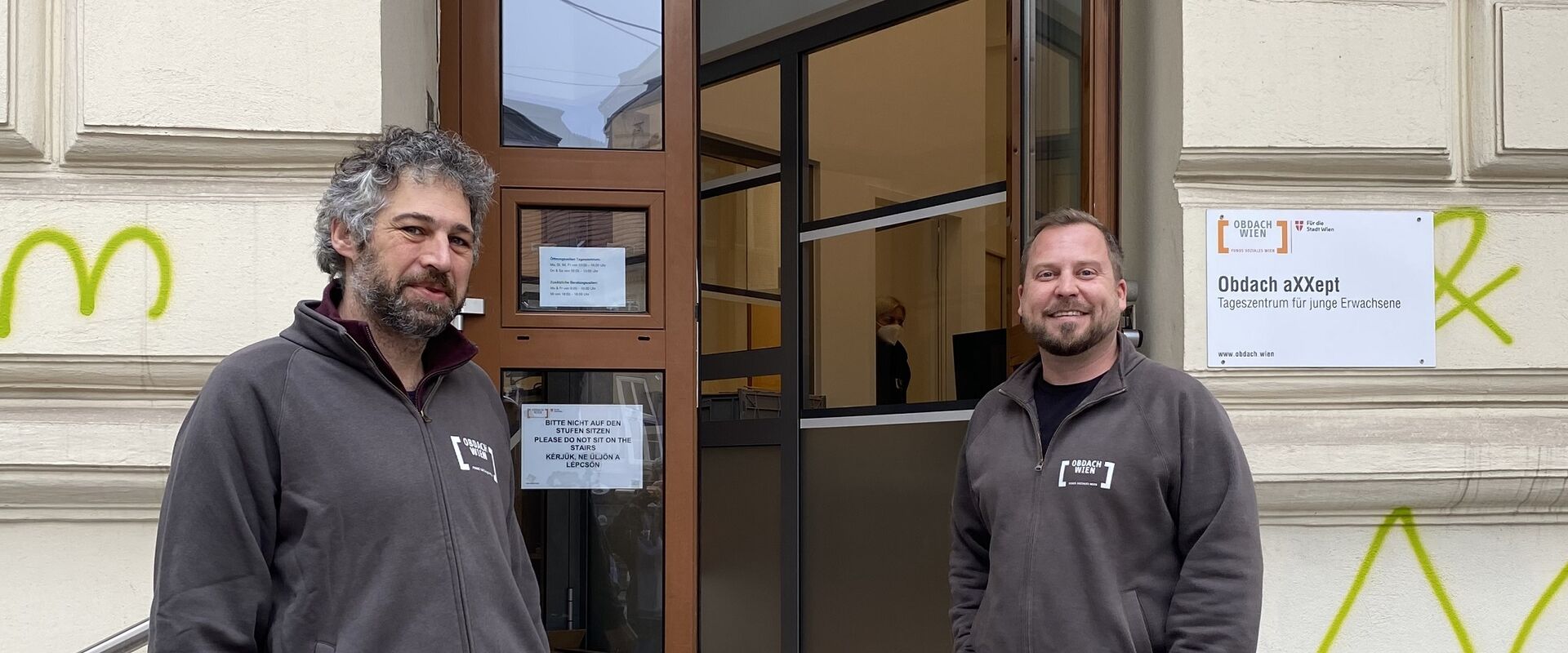 Teamleiter Jaschar Randjbar und Florian Rossmann vor dem neuen Standort des Obdach aXXept.