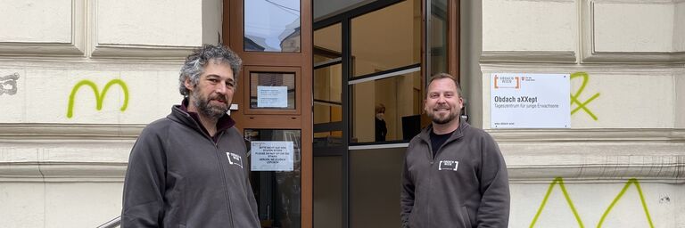 Teamleiter Jaschar Randjbar und Florian Rossmann vor dem neuen Standort des Obdach aXXept. (Bild: FSW)