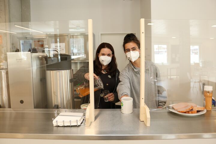 Marie und Nora hinter der Theke. (Bild: FSW)