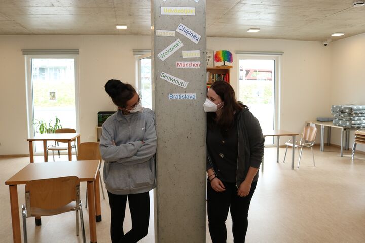 Im Aufenthaltsraum konnten die beiden gut ins Gespräch mit den obdachlosen Frauen im Tageszentrum kommen. (Bild: FSW)
