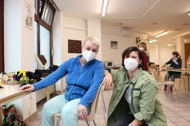 Frau Silvia zusammen mit Friseurin Jasmin mit dem flotten Pixie. (Bild: FSW)