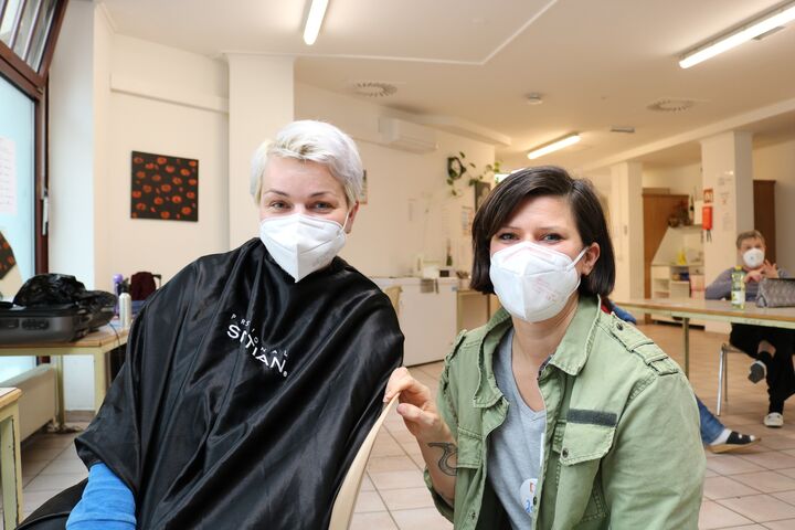 Frau Silvia und Friseurin Jasmin vor dem Haarschnitt. (Bild: FSW)