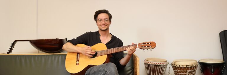 Musiktherapeut Tobias Aumann spielt für und mit BewohnerInnen im Chancenhaus Wurlitzergasse. (Bild: FSW)