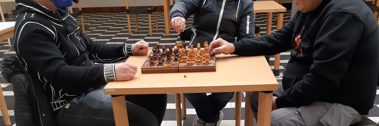 Eine Partie Schach ist mehr als nur ein Spiel für ehemals obdachlose Männer. (Bild: FSW.)