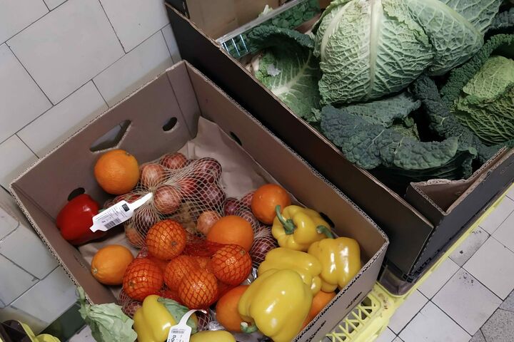 Paprika, Orangen und Salat: Bunt und voller Vitamine sind die Kisten der Wiener Tafel. (Bild: FSW)