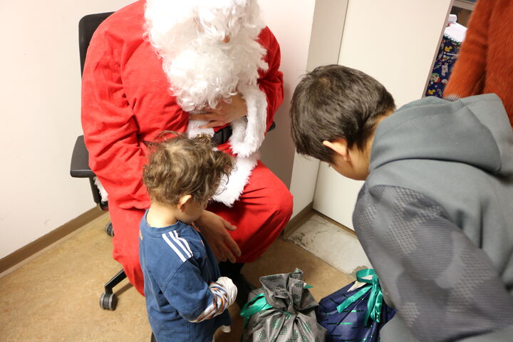 Die Aufregung steigt und die Jüngsten würden am liebsten gleich vorm Weihnachtsmann die Geschenke auspacken. (Bild: FSW)